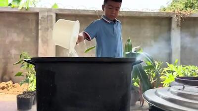 (ویدئو) نمایی از طبخ یک غذای محلی با ماهی توسط یک مادر و کودک سنگاپوری
