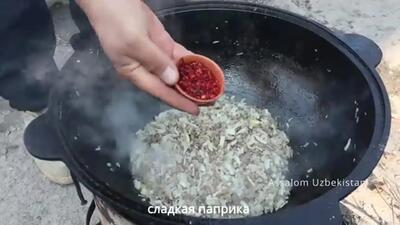 (ویدئو) غذای روستایی در ازبکستان؛ پخت یک غذای سنتی با گوشت چرخ کرده و آرد