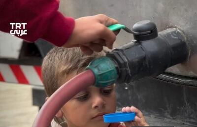 (ویدئو) رفع تشنگی کودک فلسطینی با قطرات آب