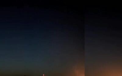 لحظه هدف قرار گرفتن چند ریز پرنده در آسمان اصفهان توسط پدافند هوایی + ویدئو