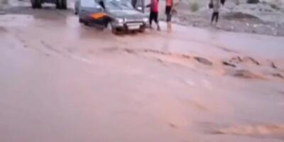نجات خودروی گرفتار در سیل از غرق شدن حتمی در عنبرآباد + ویدئو