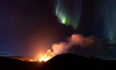 تایم‌لپس دیدنی از درخشش شفق قطبی بر فراز آتشفشان درحال فوران + فیلم