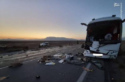 عکس/ تصادف اتوبوس و کامیون در جاده انار به مهریز
