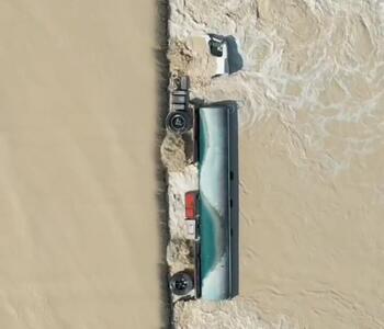 کامیون نفتکش سقوط‌کرده در سیلاب