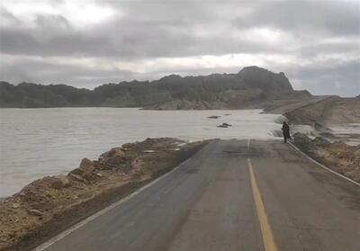 مسدود شدن جاده ساحلی چابهار در پی جاری شدن سیلاب‌- فیلم دفاتر استانی تسنیم | Tasnim