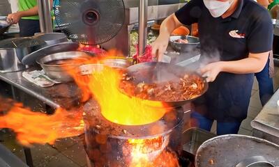 غذای خیابانی مشهور در چین؛ از پخت رشته فرنگی و نودل تا گوشت و میگو (فیلم)