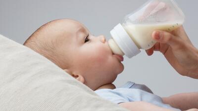 فرق بچه‌های شیر خشکی با شیر مادر : بررسی 5 تفاوت + راهکار