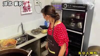 (ویدئو) غذای خیابانی در چین؛ این خانم روزی 200 کیلو خورشت دنده و سیرابی گاو می فروشد