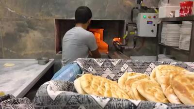 (ویدئو) غذای محبوب خیابانی در ترکیه؛ این کبابی روزانه 2 هزار سیخ جگر می فروشد