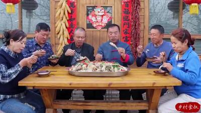 (ویدئو) فرآیند پخت یک غذای محلی با 8 خروس توسط یک آشپز روستایی چینی