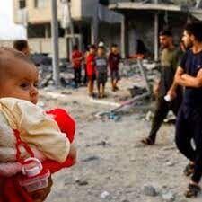 گریه‌های نوزاد معصوم فلسطینی روی خرابه‌های خانه‌اش/ ویدئو