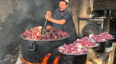 فیلم/ غذای خیابانی پیشاوری؛ فرآیند پخت آبگوشت پاکستانی با 150 کیلو گوشت