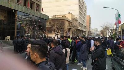 تجمع اعتراضی متقاضیان پژو پارس مقابل سازمان تعزیرات | روزنو