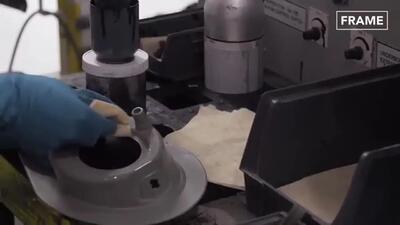 (ویدئو) خودروی لوکس جمیز باند چگونه در کارخانه استون مارتین ساخته شد؟