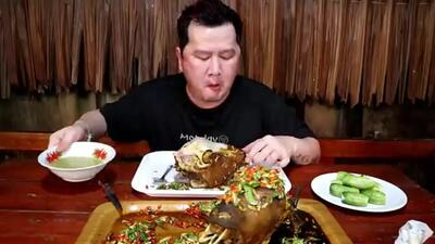 (ویدئو) غذاخوردن با صدا به سبک جوان مشهور اندونزیایی؛ دو کله پاچه بزرگ!
