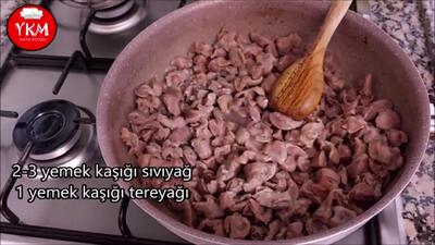 (ویدئو) ترکیه ای ها با یک کیلو سنگدان مرغ این غذای خوشمزه را برای شام می پزند