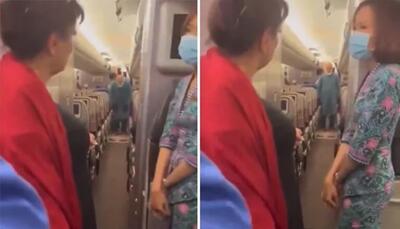 (ویدئو) بازداشت فردی که در هواپیمای مسافربری نماز خواند