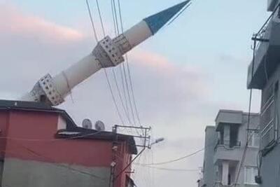 باد شدید مناره مسجد را به زمین پرتاب کرد + فیلم | لحظه وقوع حادثه را ببینید
