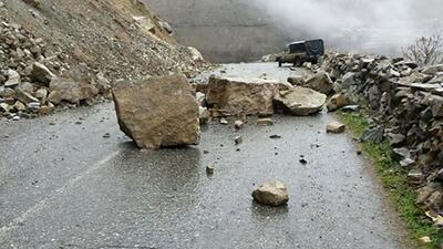 احتمال سقوط سنگ/ در حاشیه جاده چالوس توقف نکنید