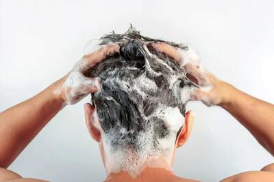 روش درست شستن موهایتان را می‌دانید؟ این 7 اشتباه باعث ریزش مو می‌شود!