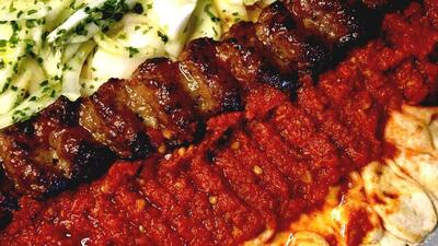 طرز تهیه و سرو کباب کوبیده و جگر در خیابان‌های ترکیه (فیلم)