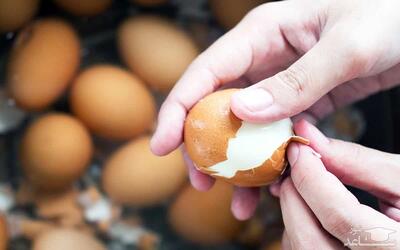 سریع‌ترین روش پوست کندن تخم مرغ آب پز