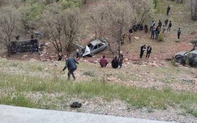 سه فوتی در واژگونی و سقوط همزمان سه دستگاه خودرو جاده یاسوج_ اصفهان