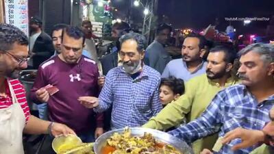 (ویدئو) غذای خیابانی در پاکستان؛ صف شلوغ لاهوری ها برای خورشت نخود و گوشت