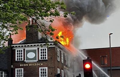 (ویدئو) آتش سوزی در میخانه تاریخی لندن