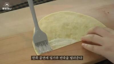 سمبوسه مرغ پنیری با طعم و مزه کره ای: ویدئویی جذاب و آموزنده