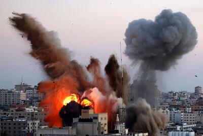 لحظه انفجار بمب شلیک شده وسط جمعیت مردم غزه | ببینید