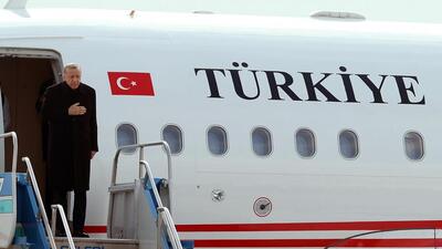 ببینید | تصاویری از لغزیدن پای اردوغان پس از پیاده شدن از هواپیما؛ نخست وزیر عراق واکنش نشان داد