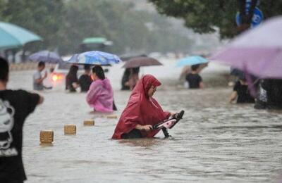 ببینید | مفقود شدن چند نفر در سیلاب مهیب چین