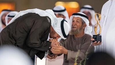 ببینید | حرکت جنجالی رئیس امارات متحده عربی در یک مراسم رسمی