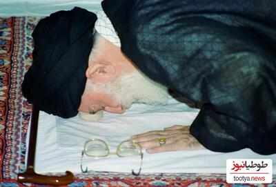 (عکس) نماز خواندن رهبر معظم انقلاب در داخل ضریح امام خمینی بر روی روفرشی و جانماز ساده
