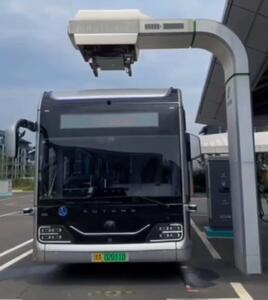 ببینید/ اتوبوس های هوشمند و خودران در حال شارژ و بازگشت به پارکینگ در شهر ژنگزو چین