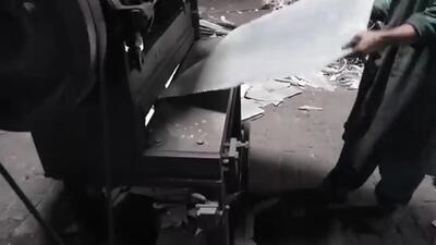 (ویدئو) ببینید پاکستانی ها چگونه با قوطی فلزی نوشابه، دیگ و ماهیتابه تولید می کنند
