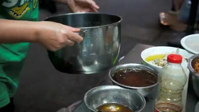 (ویدئو) غذای خیابانی ارزان در ویتنام؛ از کوبیده مربعی تا ماهی لوله ای سوخاری