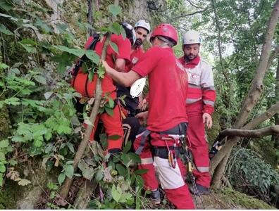 نجات مرد ۳۸ ساله آسیب دیده از ارتفاعات لیالستان/ مصدوم از مرگ رها یافت