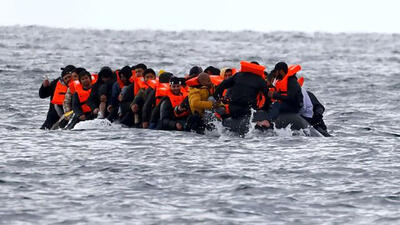 واژگونی مرگبار قایق مهاجران در کانال مانش / جسد یک کودک بیرون کشیده شد