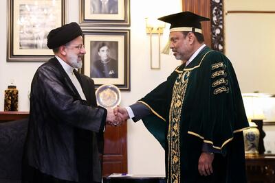 ابراهیم رئیسی از دانشگاه کراچی دکترا گرفت/ عکس