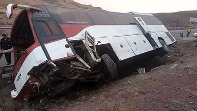 واژگونی اتوبوس مسافربری در اصفهان/ ۱۱ نفر مصدوم شدند