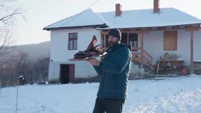(ویدئو) غذای روستایی در رومانی؛ کباب کردن دیدنی یک بره کامل