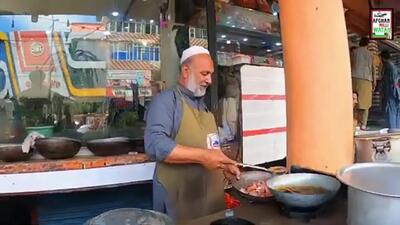 (ویدئو) غذای خیابانی در افغانستان؛ سرو تلیت پاچه گاو