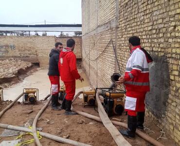 امدادرسانی نجاتگران‌ هلال احمر یزد به متاثرین از سیل و آبگرفتگی در استان /عملیات امدادرسانی کماکان ادامه دارد