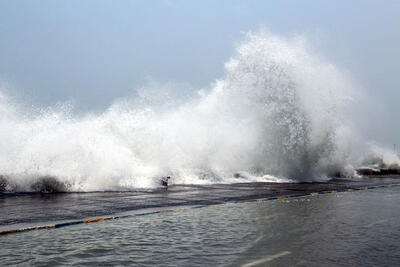 وزش باد شدید و افزایش ارتفاع موج در خلیج‌فارس