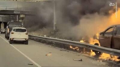 فیلم/ لحظات دلهره آور از نجات راننده گرفتار در خودرو آتش گرفته
