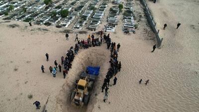 بیش از ۳۰۰ جنازه از گورهای جمعی در غزه پیدا شده