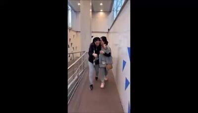 دیدار فوق احساسی و عاشقانه هانیه غلامی و مادرش در فرودگاه بعد از مدتها دوری / چقدر اشک ریختن مادر دختری
