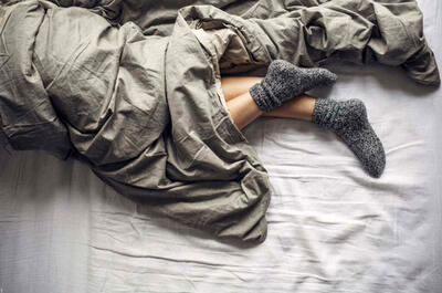 با جوراب خوابیدن خوب است یا بد؟ | آیا این باور قدیمی ریشه علمی دارد؟